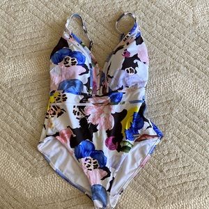 One piece printed bathing suit